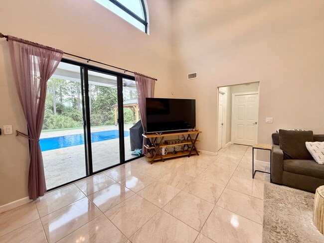 Building Photo - 212 Lone Pine Dr