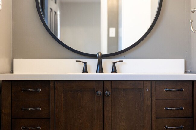 master half bath - 2558 Crestleigh Mnr