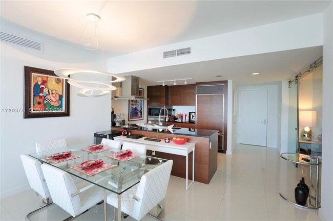 Building Photo - 495 Brickell Ave