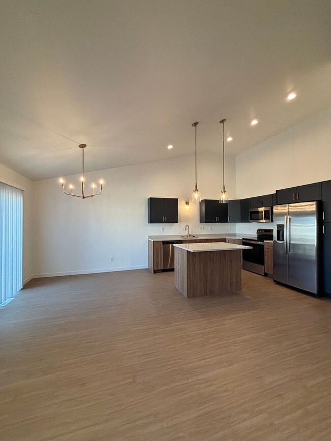 Building Photo - 3 Bed 3 Bath Townhome