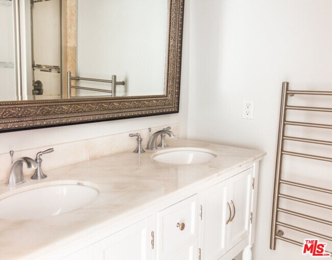 Building Photo - 2418 Graham Ave