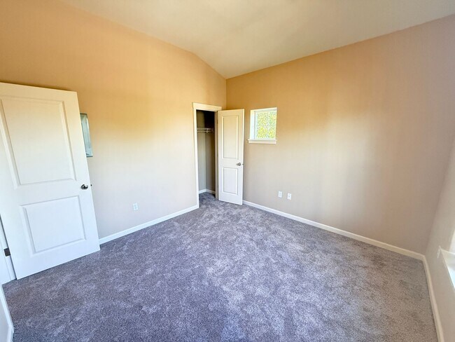 Building Photo - 1050 SW 170th Ave