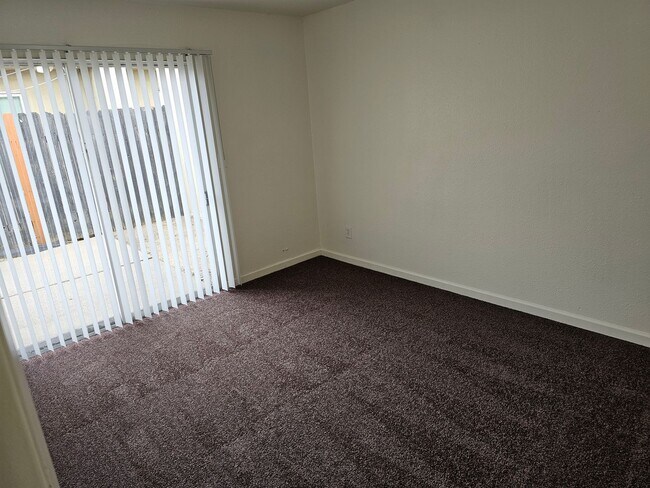 Building Photo - (Section-8 Ok) 3-Bed Apartment home with C...