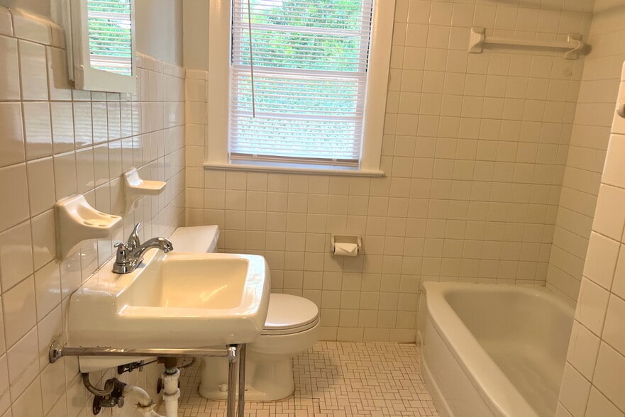 Building Photo - 2309 Camellia Dr