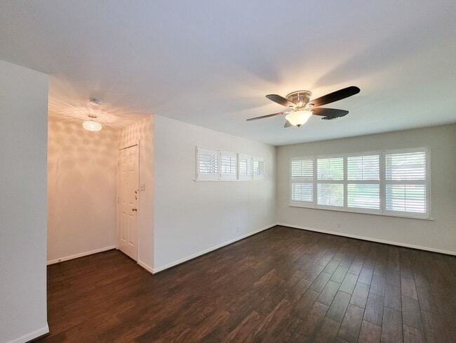 Building Photo - Charming Willowbrook Three-Bedroom Home!