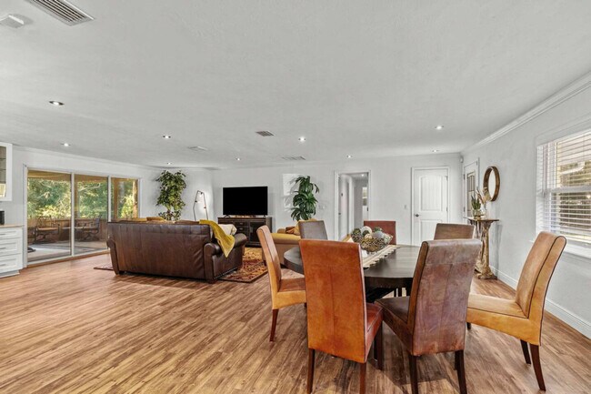 Building Photo - 2821 NW 4th Ln