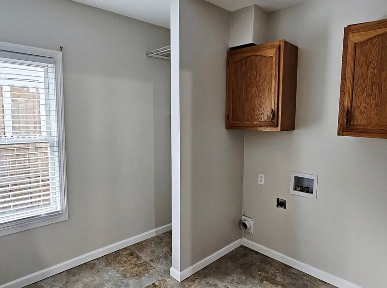 Building Photo - 57 Montcalm St