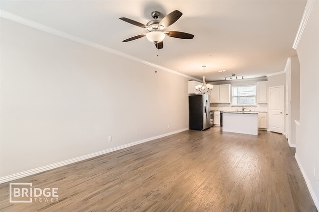 Building Photo - 301 E Lamar St
