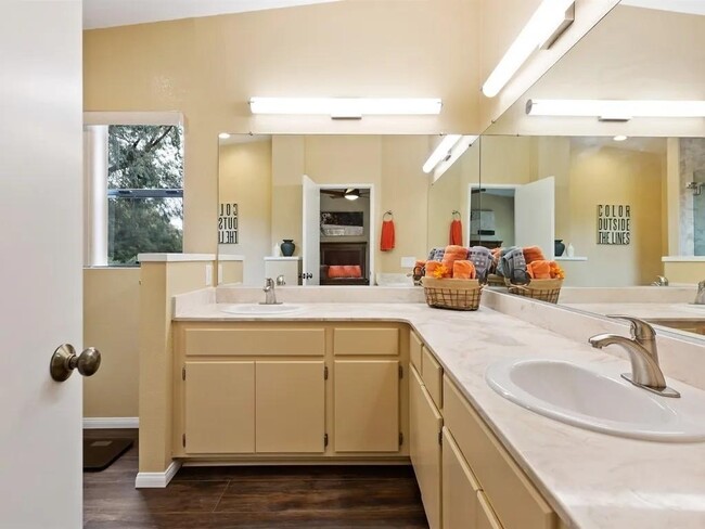 Building Photo - 2527 Woodlands Way