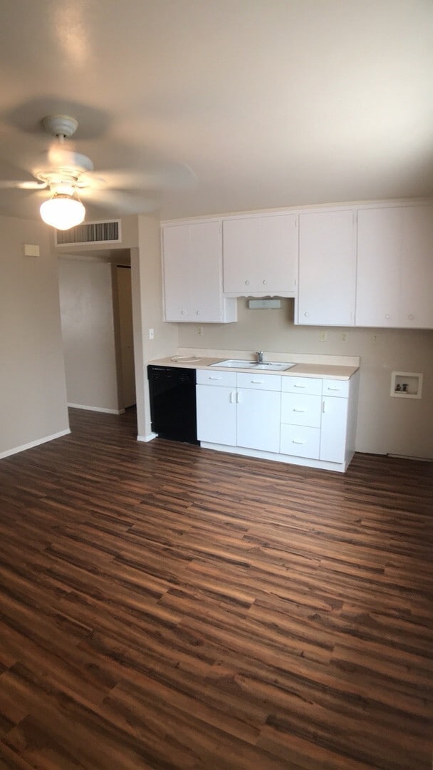 Building Photo - Check  Out This Charming 3 bedroom 2 bathroom in South Scottsdale Neighborhood!