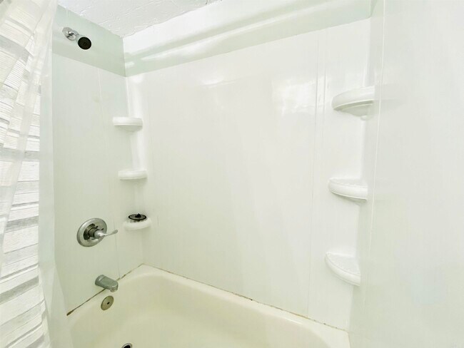 Building Photo - 1305 Stratford Ave