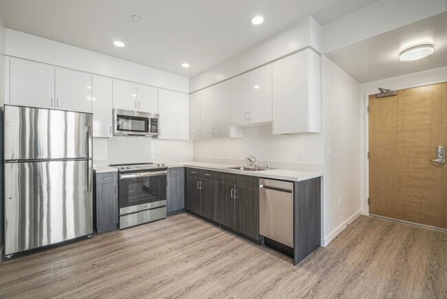 Building Photo - New Contemporary Sunny Apartment With Views