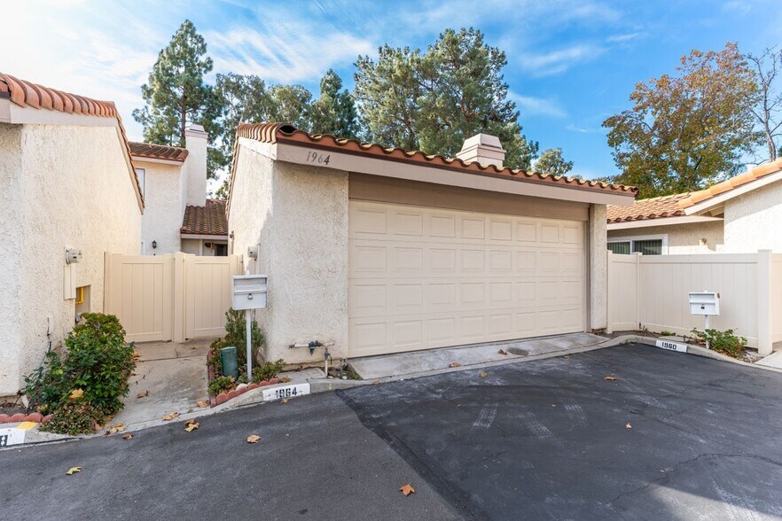 Building Photo - 1964 Olivewood Ct