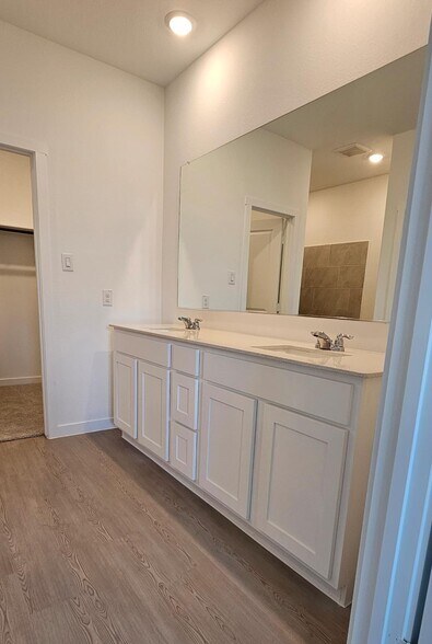 Master Bath - 1353 Rockwell Dr