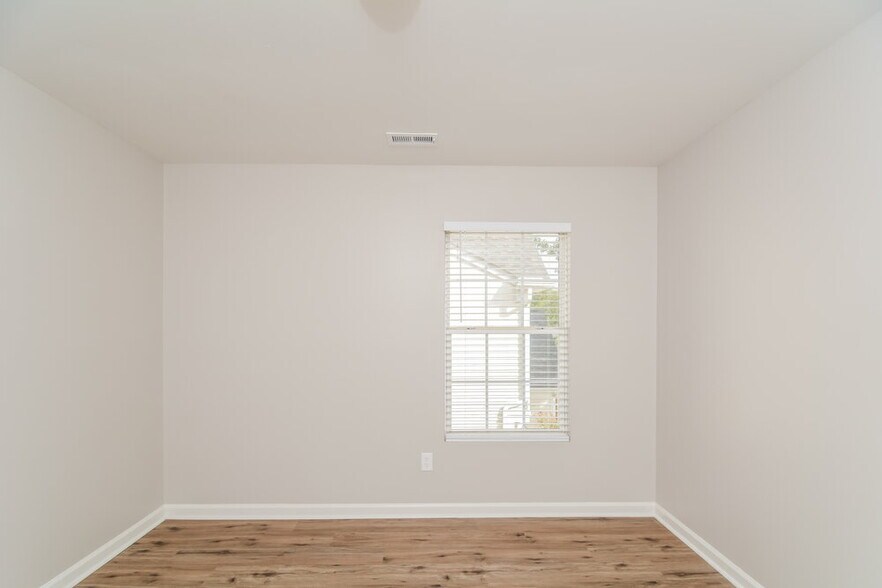 Building Photo - 5215 Little Sandy Dr