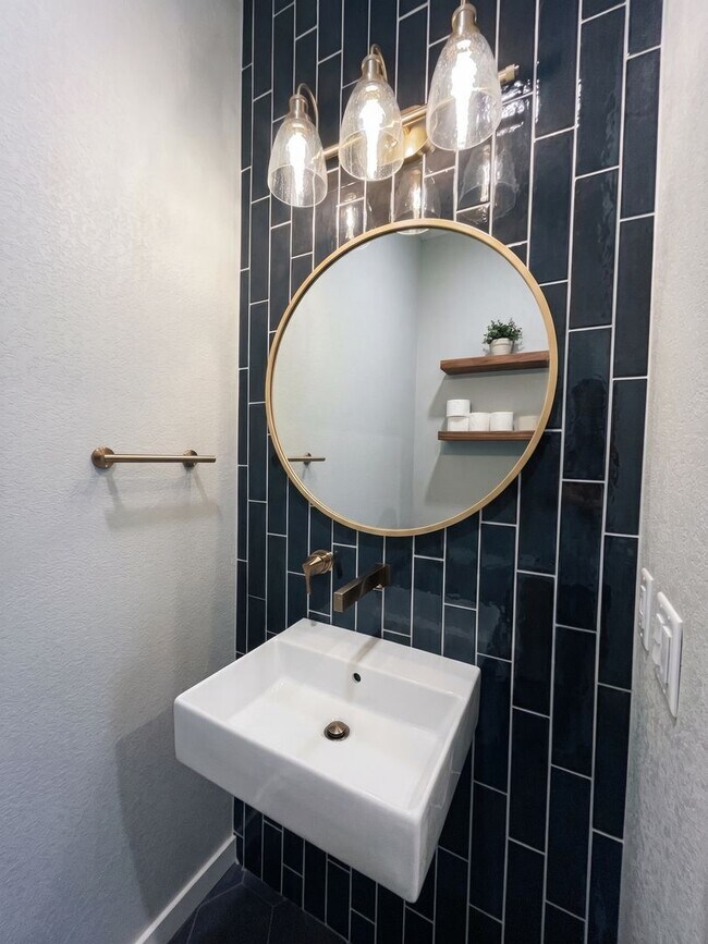 Building Photo - Furnished! In town! Walk to everything! Recently updated!