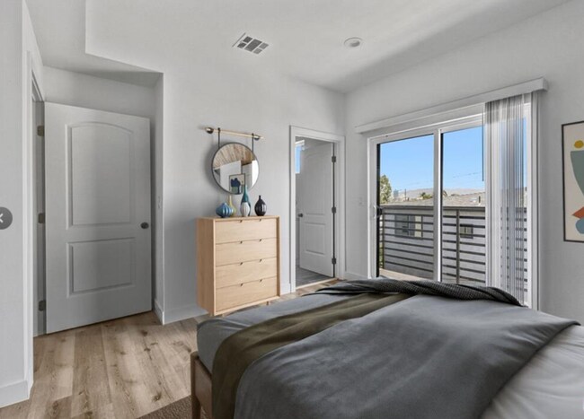 Building Photo - 4643 1/2 W. 18th