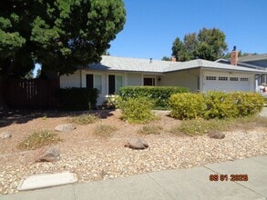 Building Photo - 312 Royal Oaks Dr