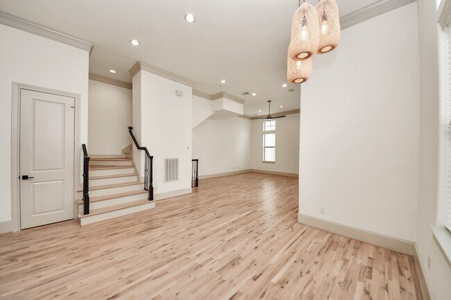 Building Photo - 3229 Maxroy St