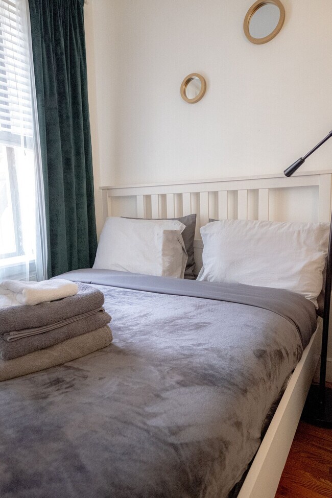 Building Photo - 1422 2nd Ave