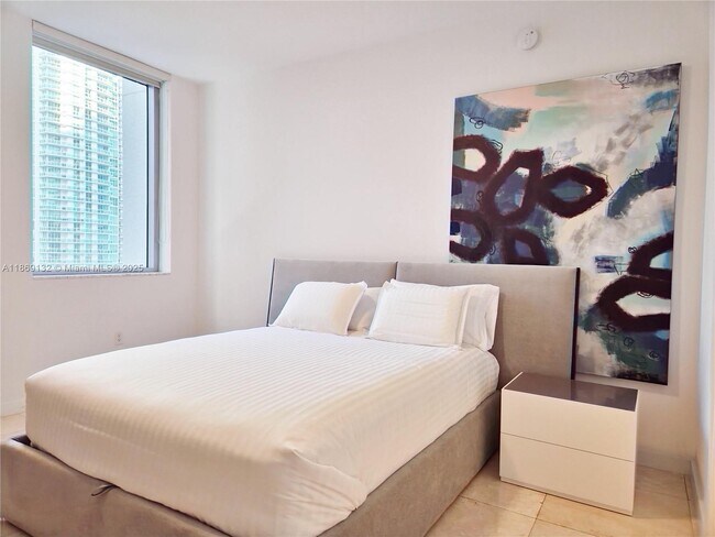 Building Photo - 1060 Brickell Ave