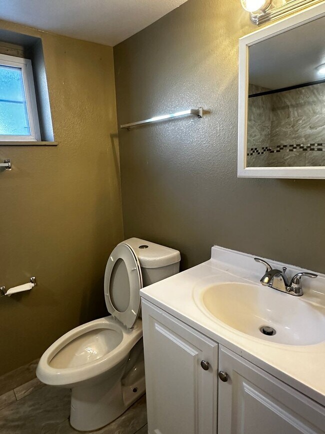 Building Photo - Beautiful 5 Bedroom, 2 Bath in Prime Location Near Campus