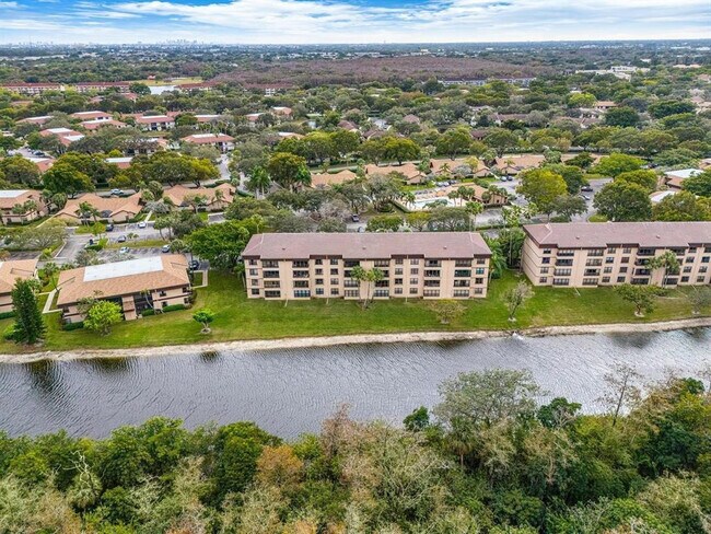 Building Photo - 2660 Carambola Cir N