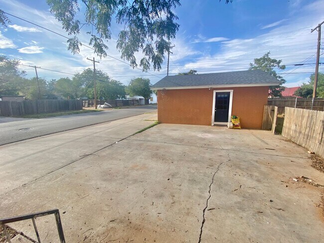 Building Photo - 3 Bed 2 Bath Home Now Available!