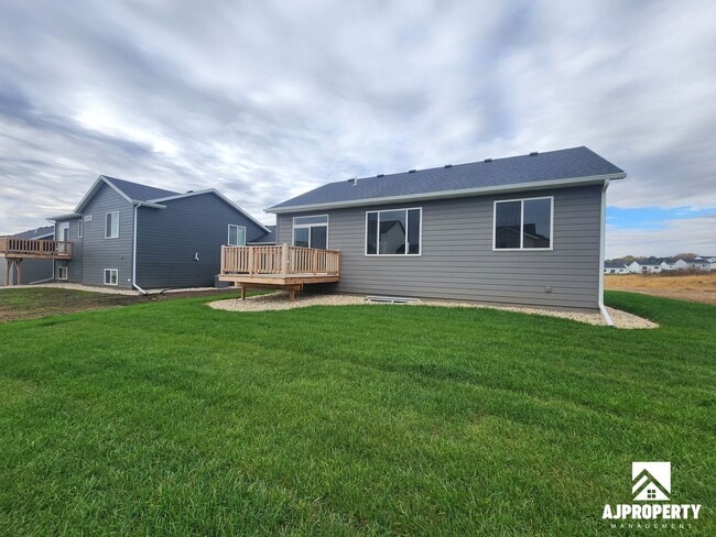 Building Photo - 300 S Willow Spring Dr