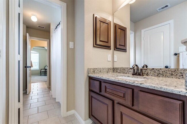 Building Photo - 15 Canoe Bend Dr
