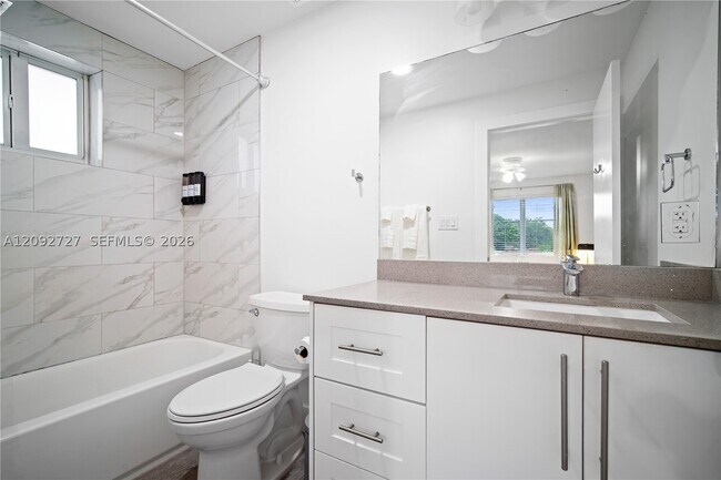 Building Photo - 836 NW 33rd Ave