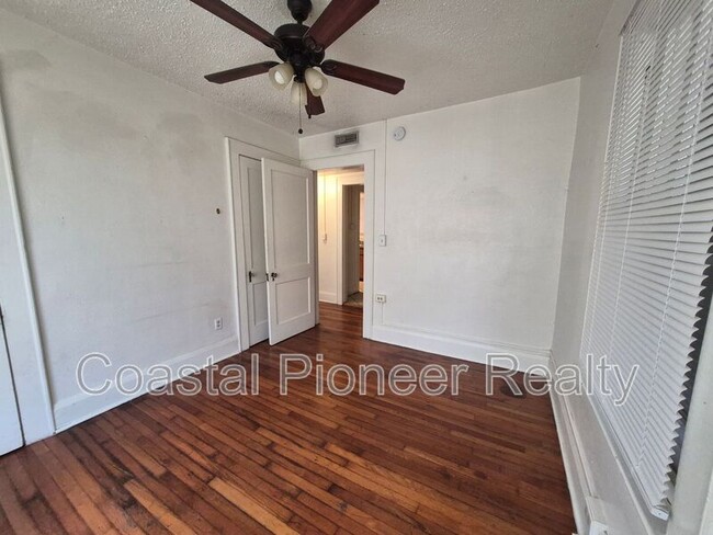 Building Photo - 4015 N Seminole Ave
