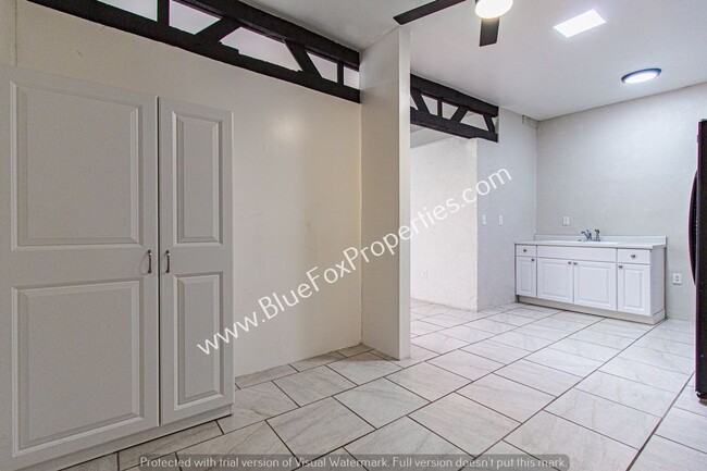 Building Photo - 204 W Sahuaro St