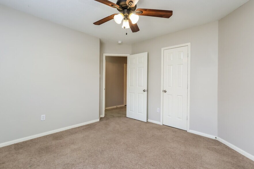 Building Photo - 2447 Halstead Dr