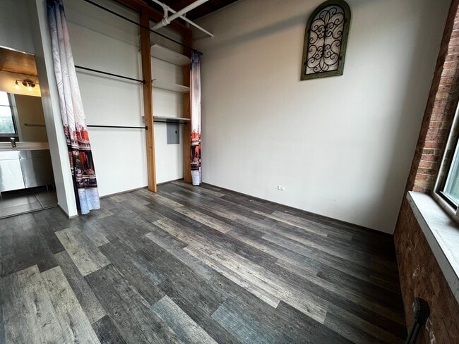 Building Photo - 331 S Peoria St