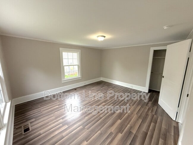 Building Photo - 1429 W Horah St