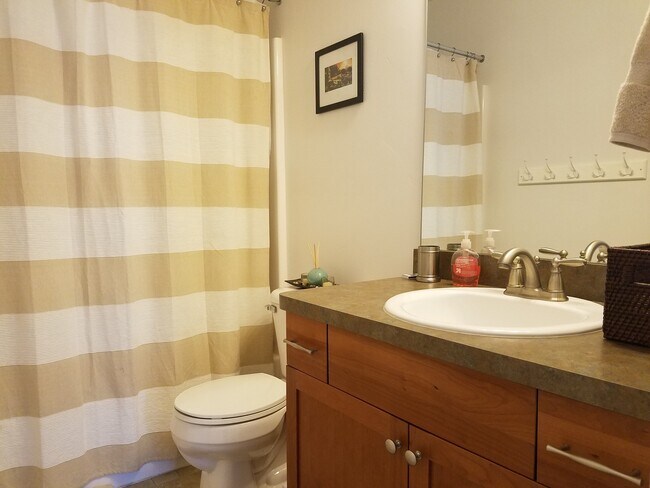 Building Photo - 3 Bed Townhome with Mountain Views and Community Pool