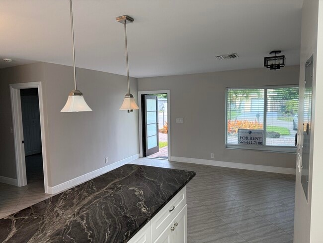 Building Photo - 105 Palamino Cir