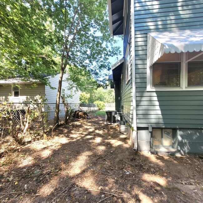 Building Photo - Large Updated House with Garage!