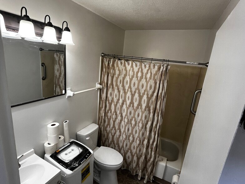 Building Photo - 652 Olde Towne Ave