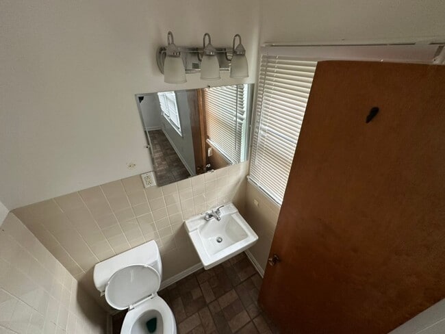 Building Photo - 3 Bed/ 1.5 Bath