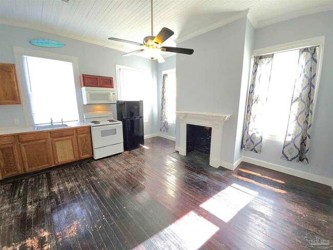 Building Photo - 911 N Spring St