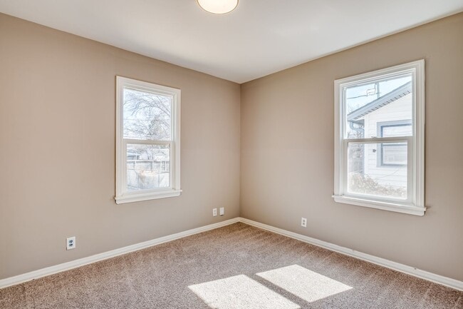 Building Photo - Charming Southeast 3 Bedroom, 1 Bathroom with bonus room