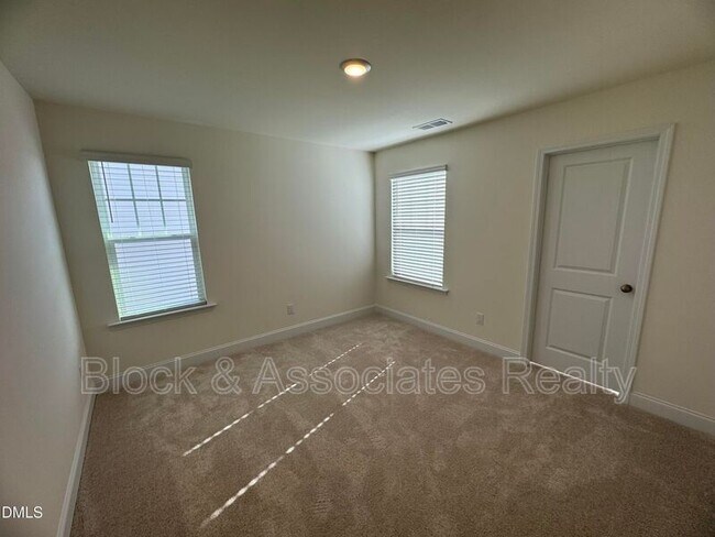 Building Photo - 37 Bluebell St
