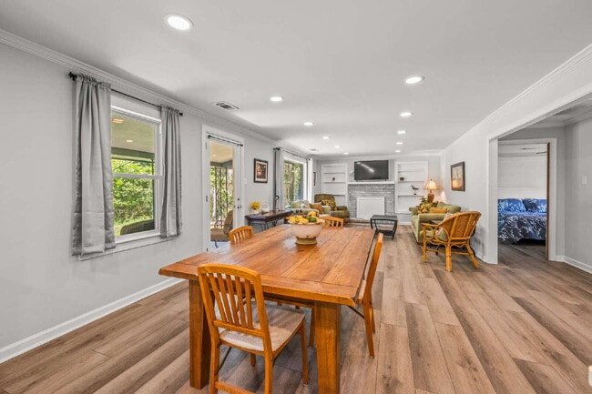 Building Photo - "Charming 3-Bedroom, 2.5-Bath Home Now Ava...