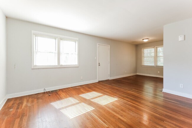 Building Photo - 606 Fleetwood Cir