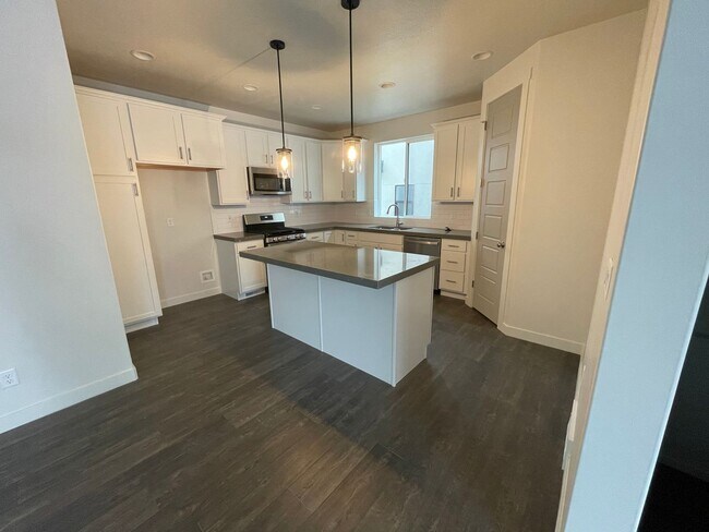 Building Photo - GET $500 OFF THE FIRST MONTHS RENT!!!