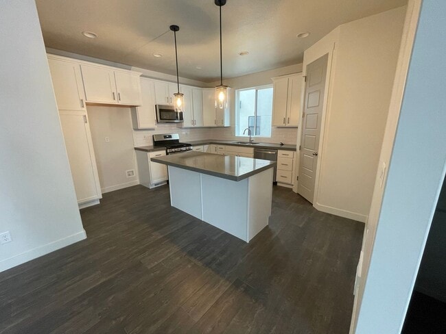 Building Photo - Modern home!