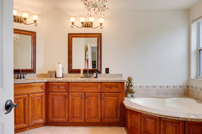 Building Photo - 2070 Chagall Cir