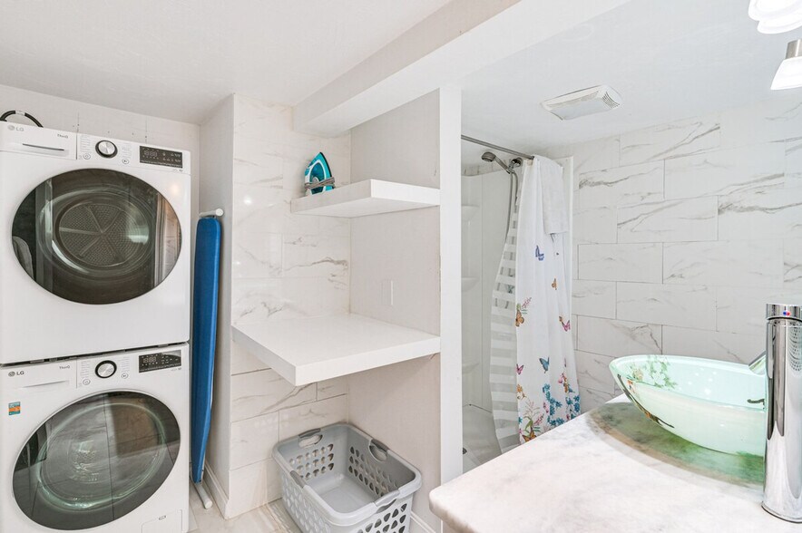 Building Photo - 815 Donata Rd